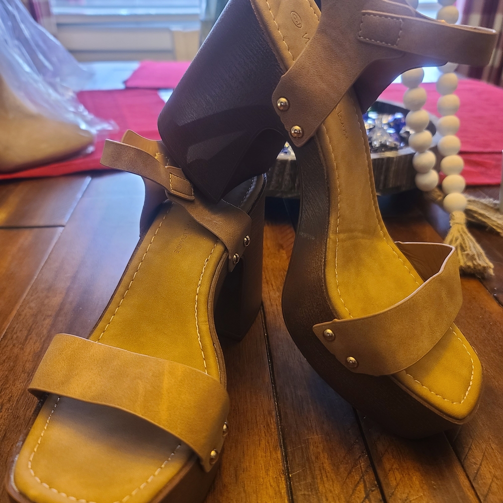NWT WILD DIVA Lounge Tan Platform Sandals